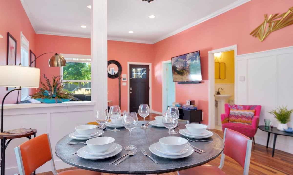 Bright & Colorful | Dining Area (seating for 6)