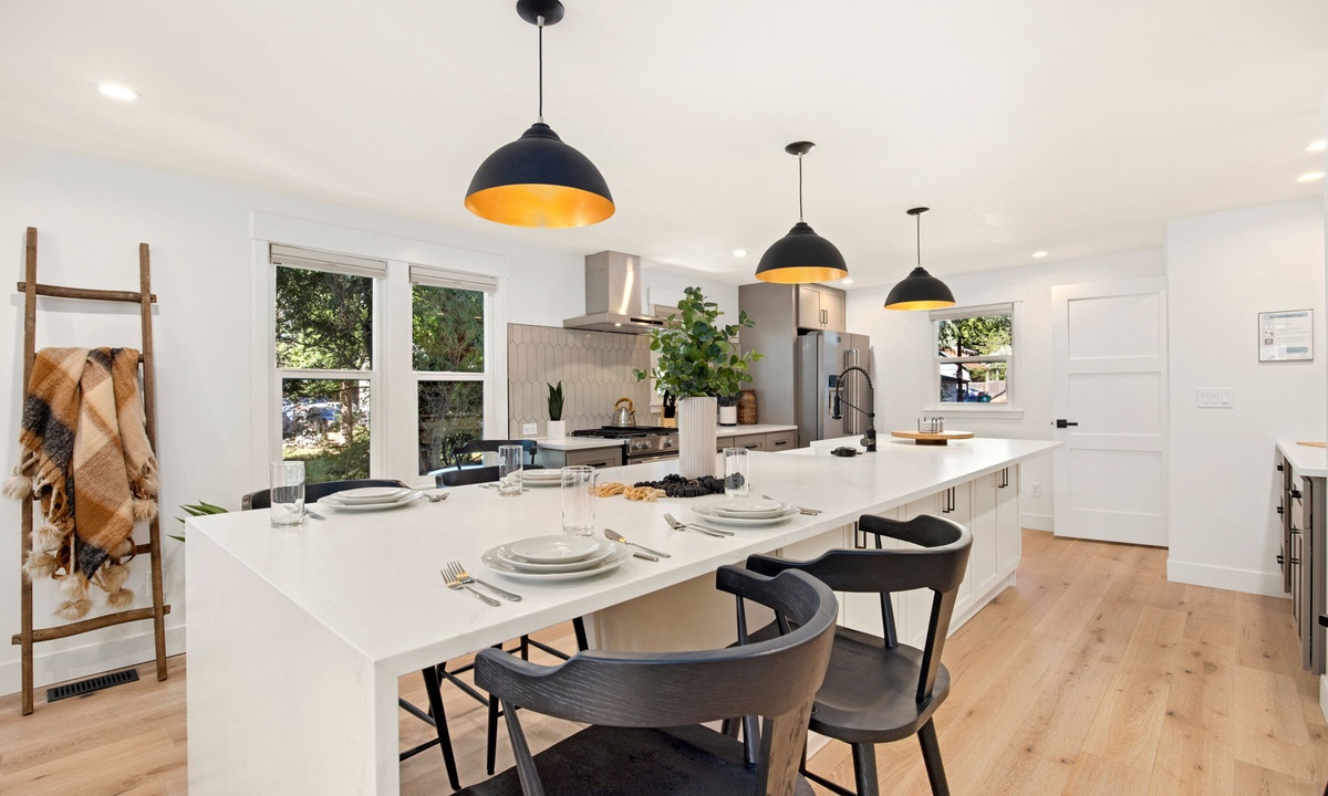 Large Kitchen Island | Dining Area for 6!