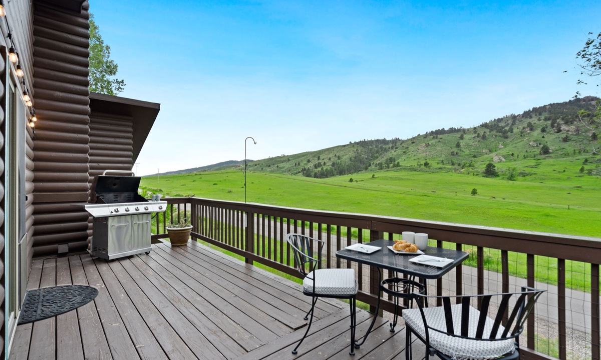 BBQ Grill and Outdoor Dining | Kick back, relax and enjoy the view!