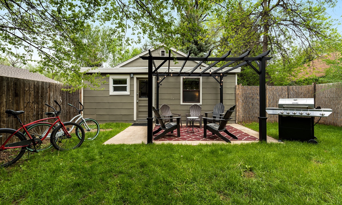 Backyard with Outdoor Seating Area | Complimentary Bikes!