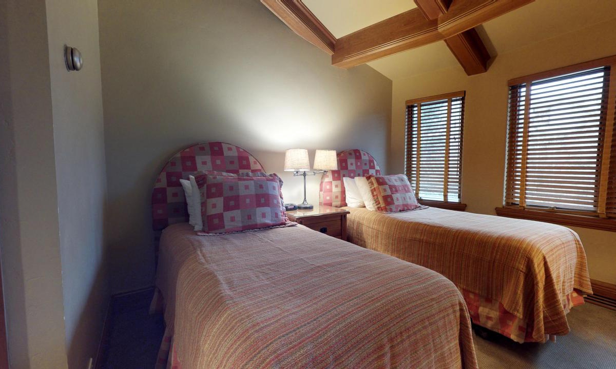 Bedroom with Twin Beds