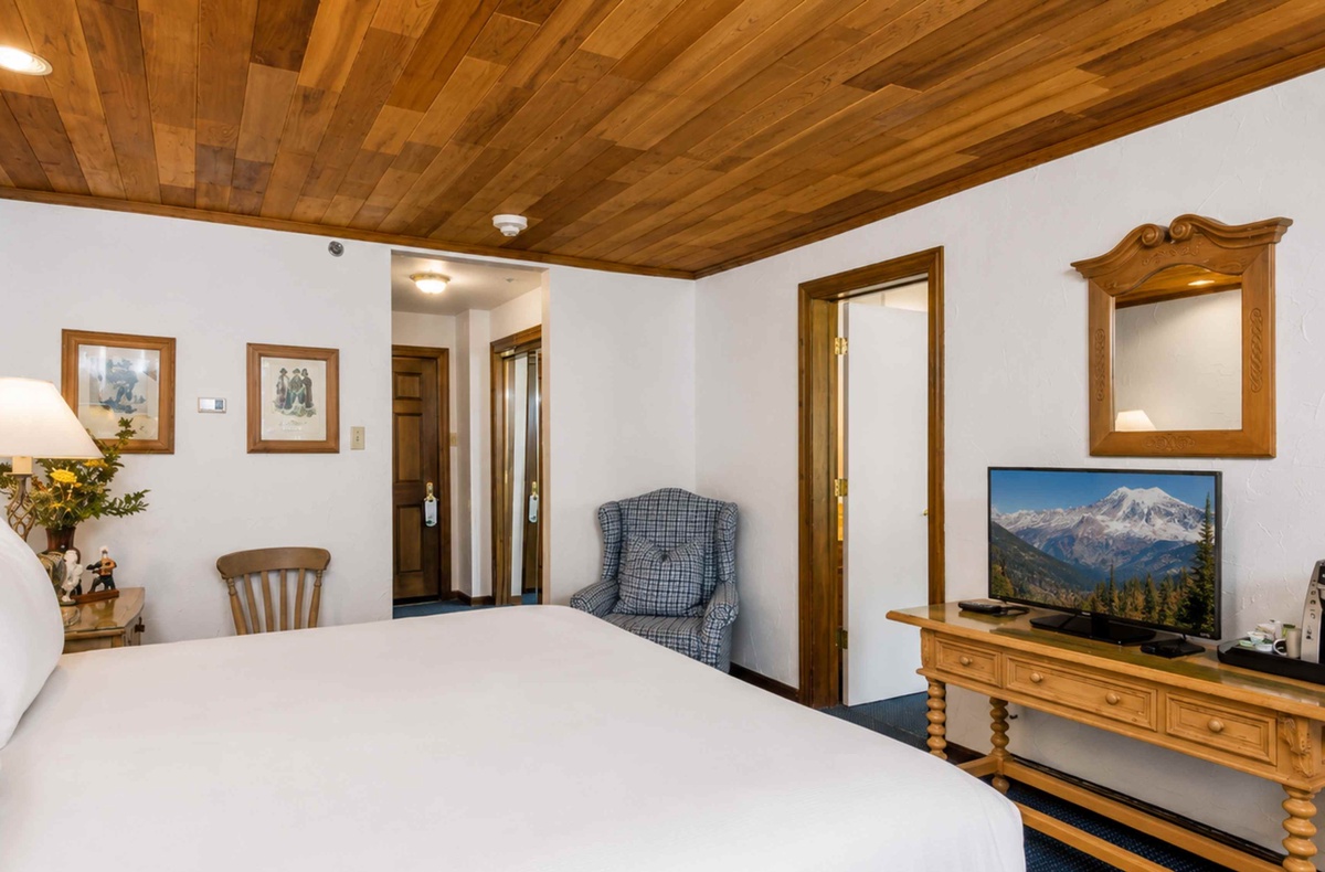 Deluxe King suite Village view