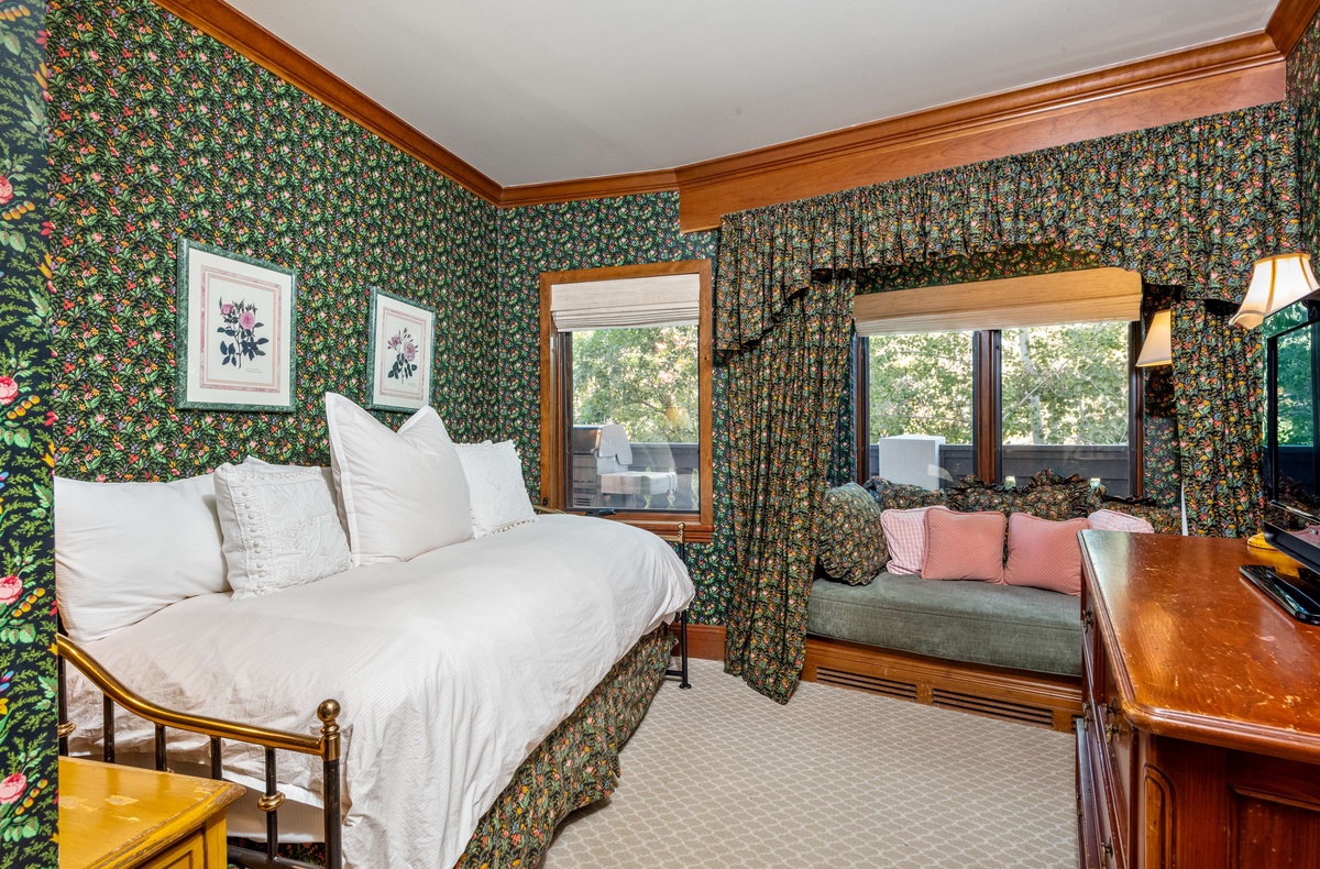 Bedroom with Daybed