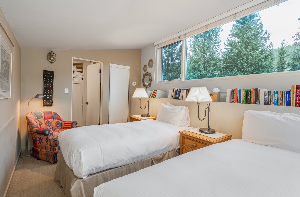 Bedroom with Two Twins