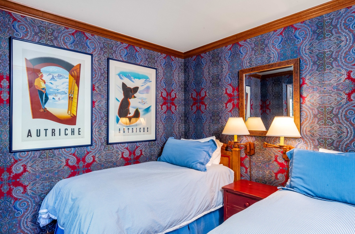 Bedroom with Two Twins