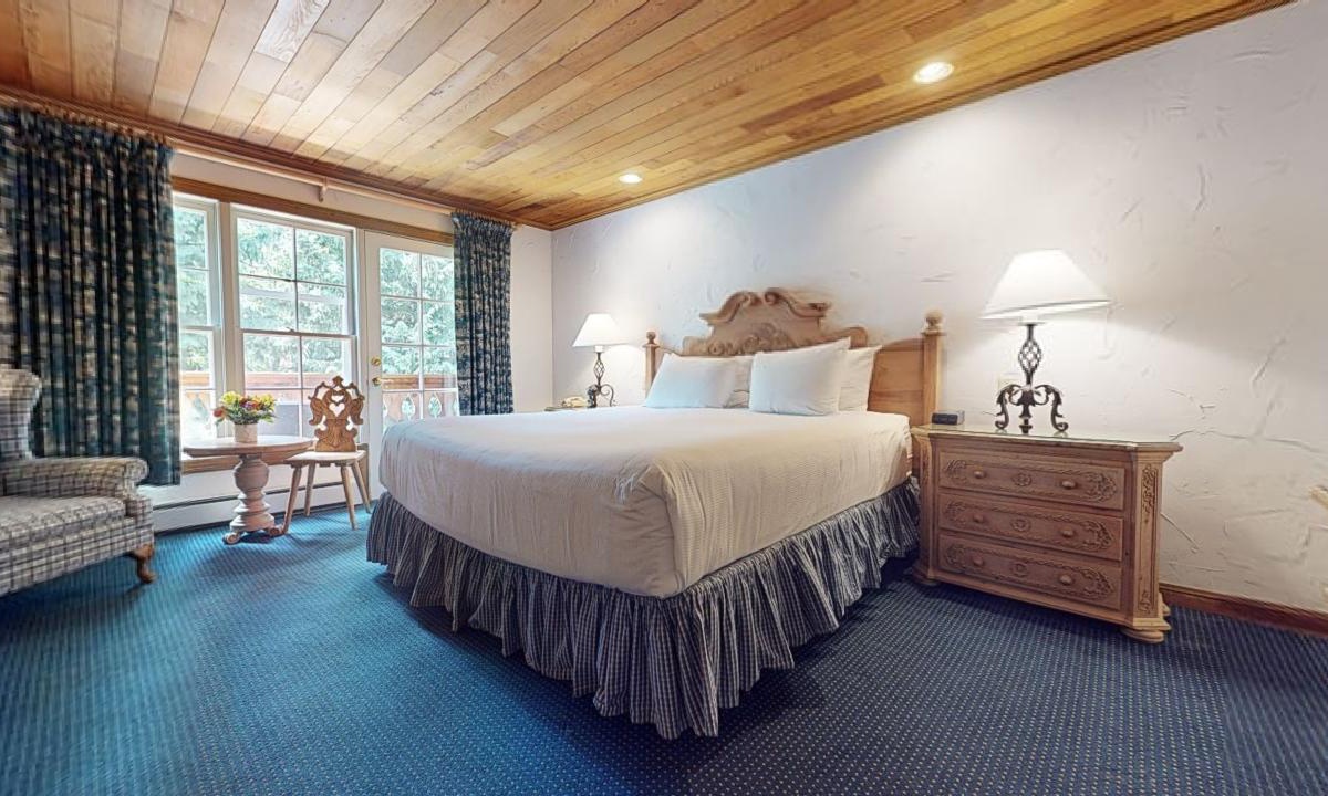 King Bed with Mountain View