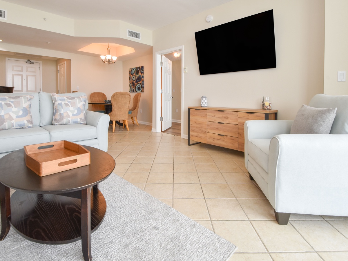 Silver Beach Towers West 405 - Living Area with Flat-Screen TV