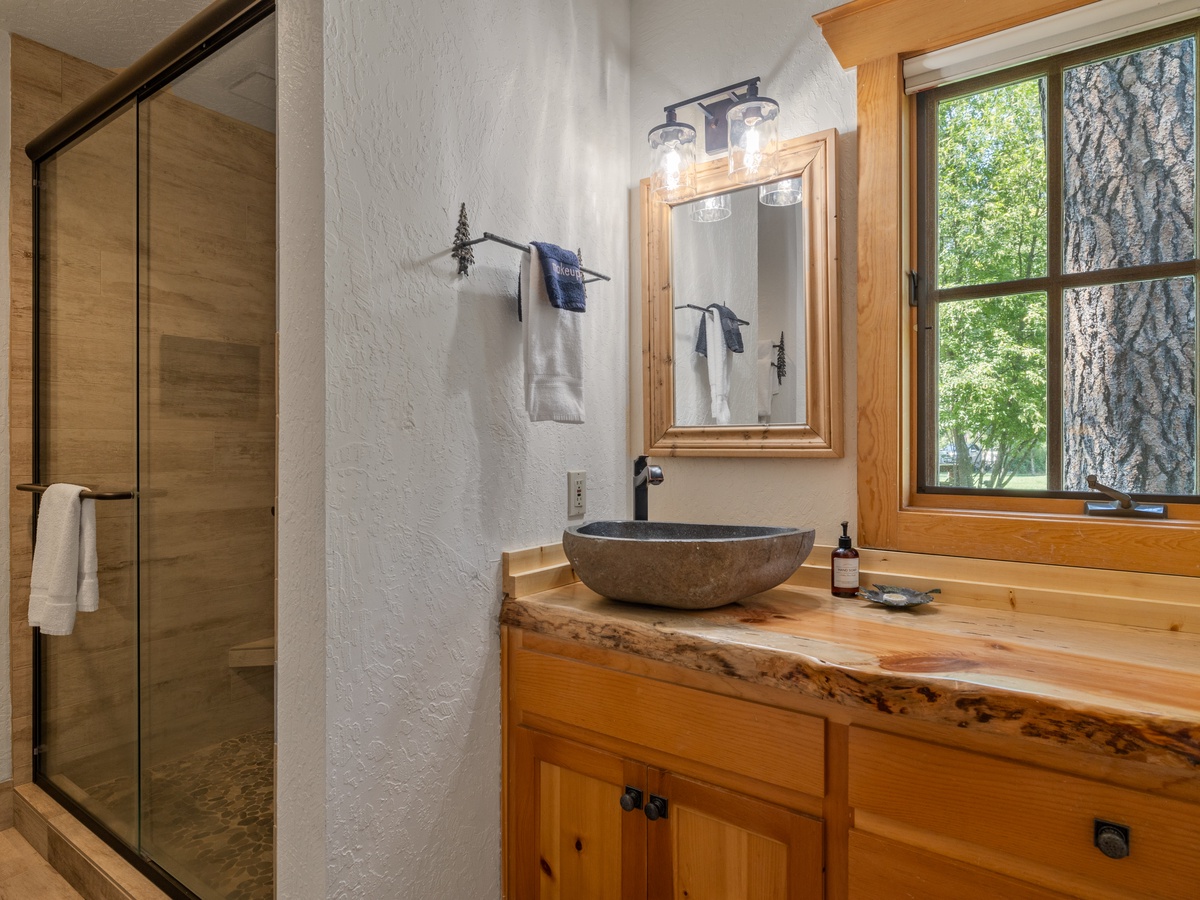 103-6040_230605_JILLROSELL CABIN 11