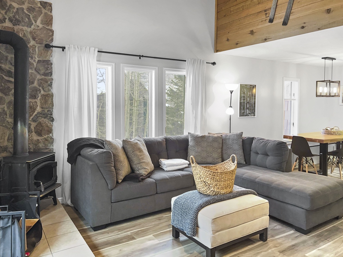 1639517985830cvC107__matthew@familytimevacationrentals.com00000_br