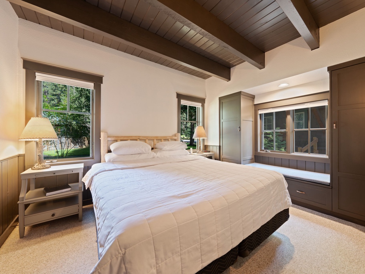 King size bed in ground floor bedroom