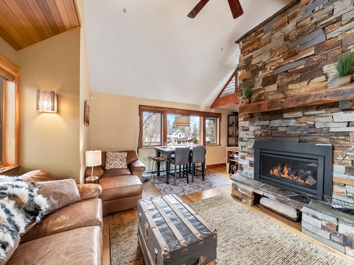 Alpine Modern | Downtown Retreat | Walk to Everything | Sleeps 7
