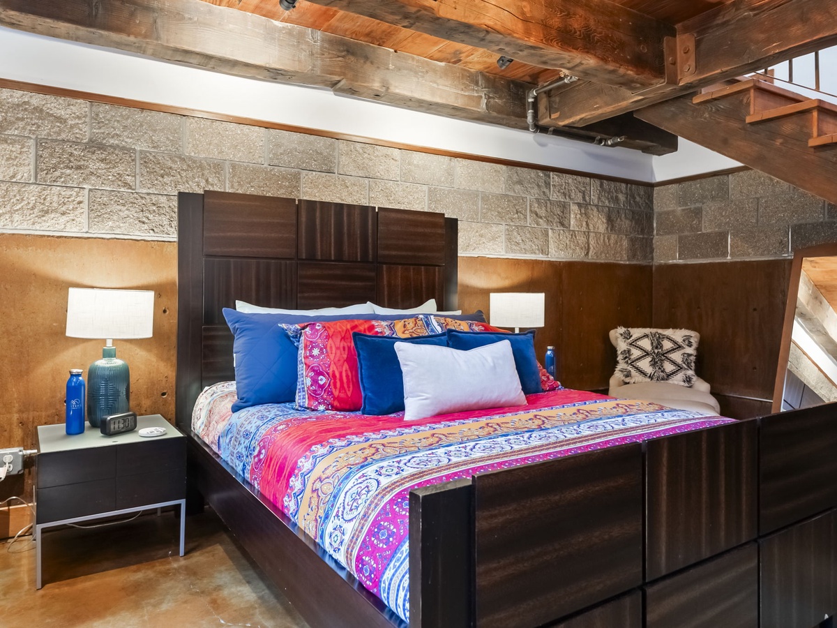 Pine Street Loft | Sisters Loft Retreat | Walk to Everything