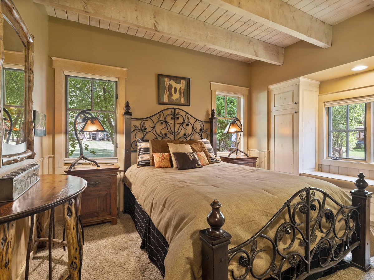 166-8685_230627_JILLROSELL Cabin 9