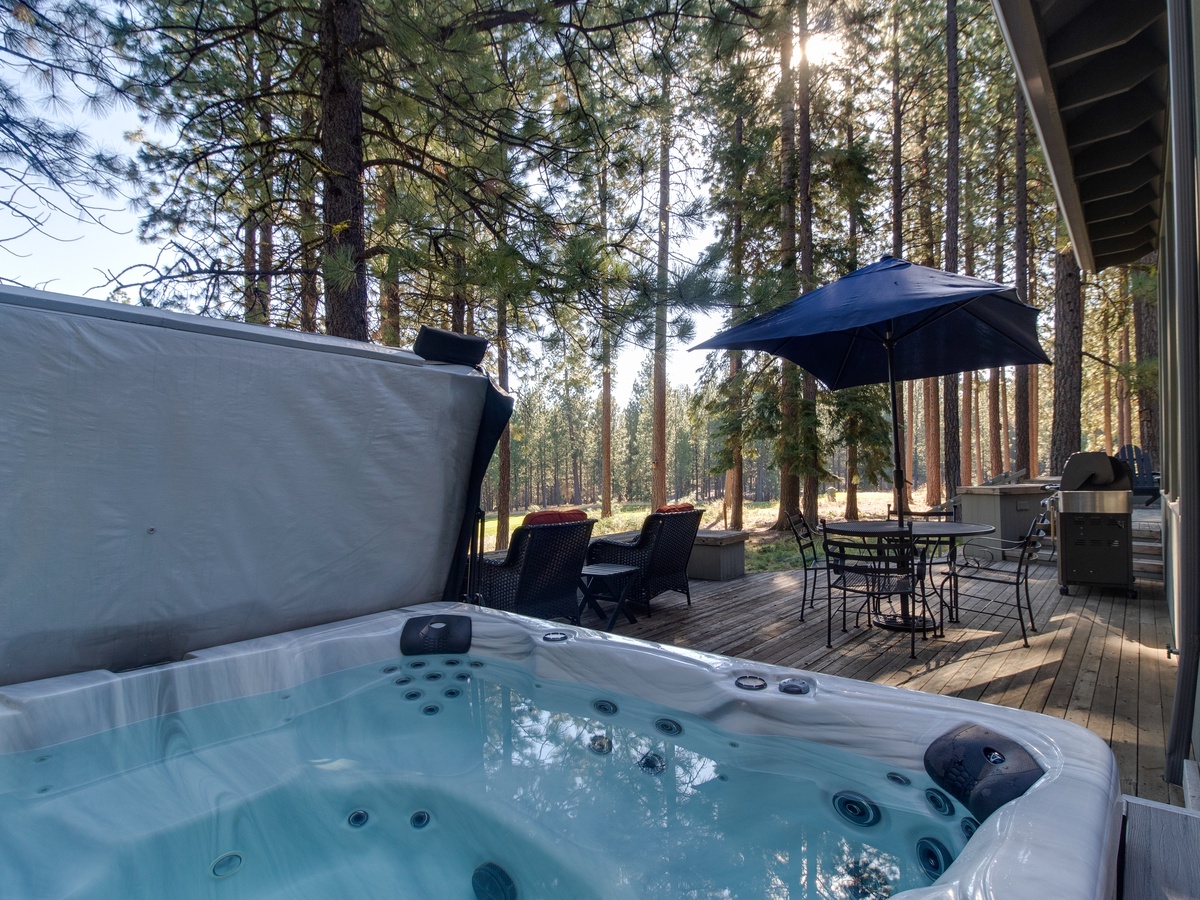 15th Fairway Retreat | Black Butte | Glaze Meadow Fairway Home | Sleeps 10 + Hot Tub