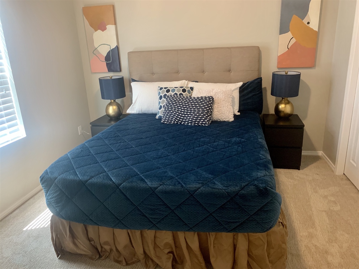 Bedroom 1 - Queen Bed