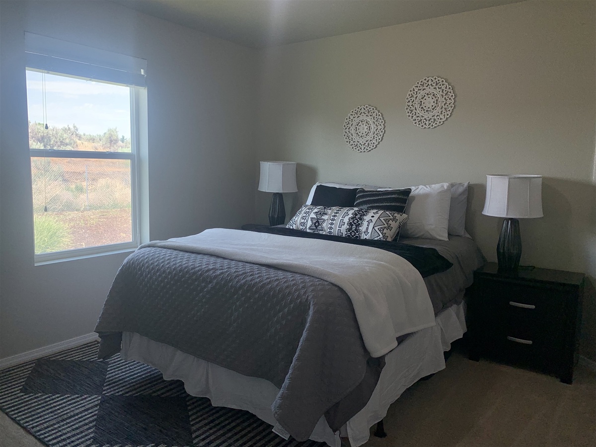 Bedroom 2 - Queen Bed