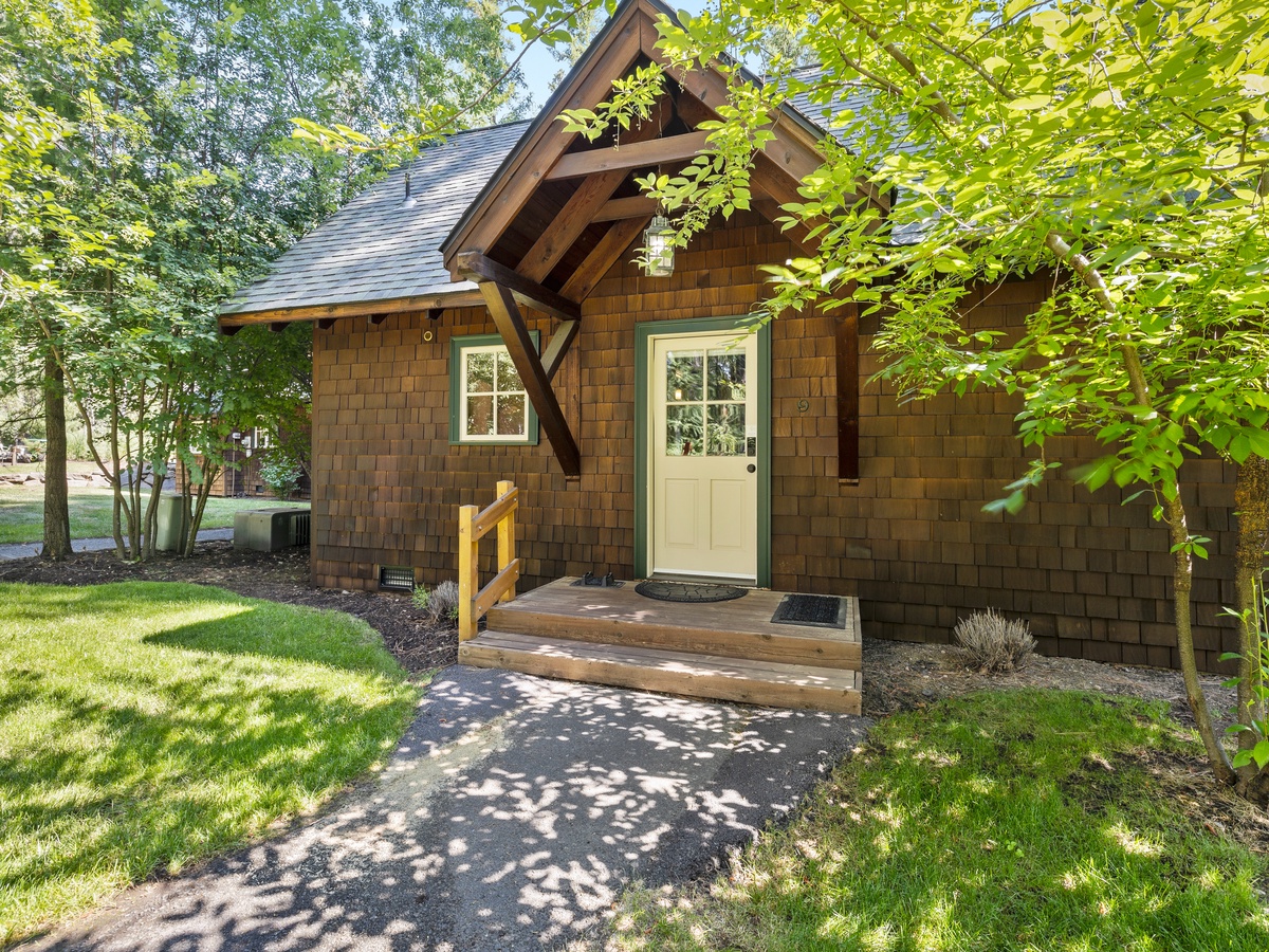 155-8670_230627_JILLROSELL Cabin 9