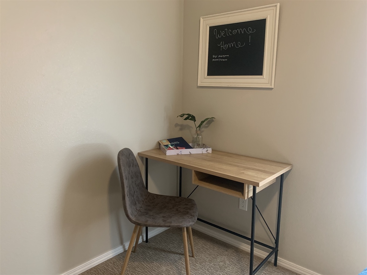 Bedroom 1 - Queen Bed