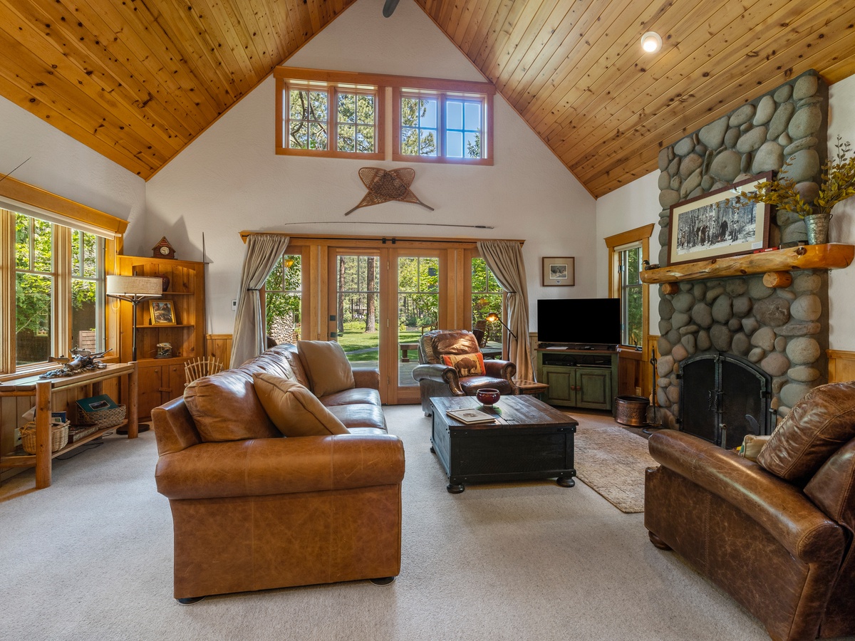 089-5995_230605_JILLROSELL CABIN 11