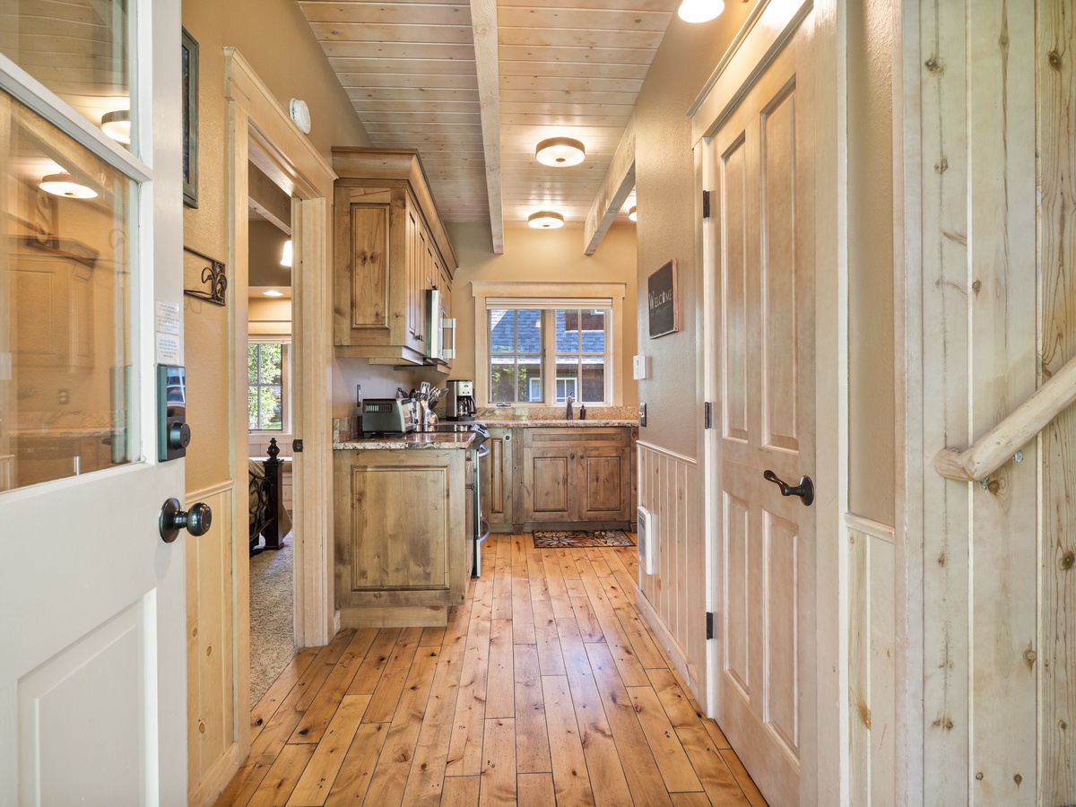 156-8679_230627_JILLROSELL Cabin 9