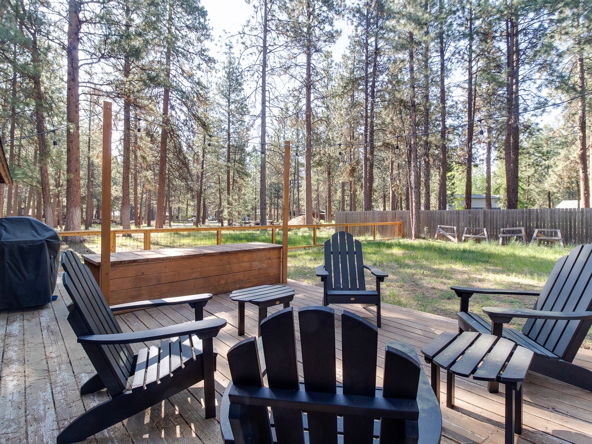 Back deck and fully fenced backyard