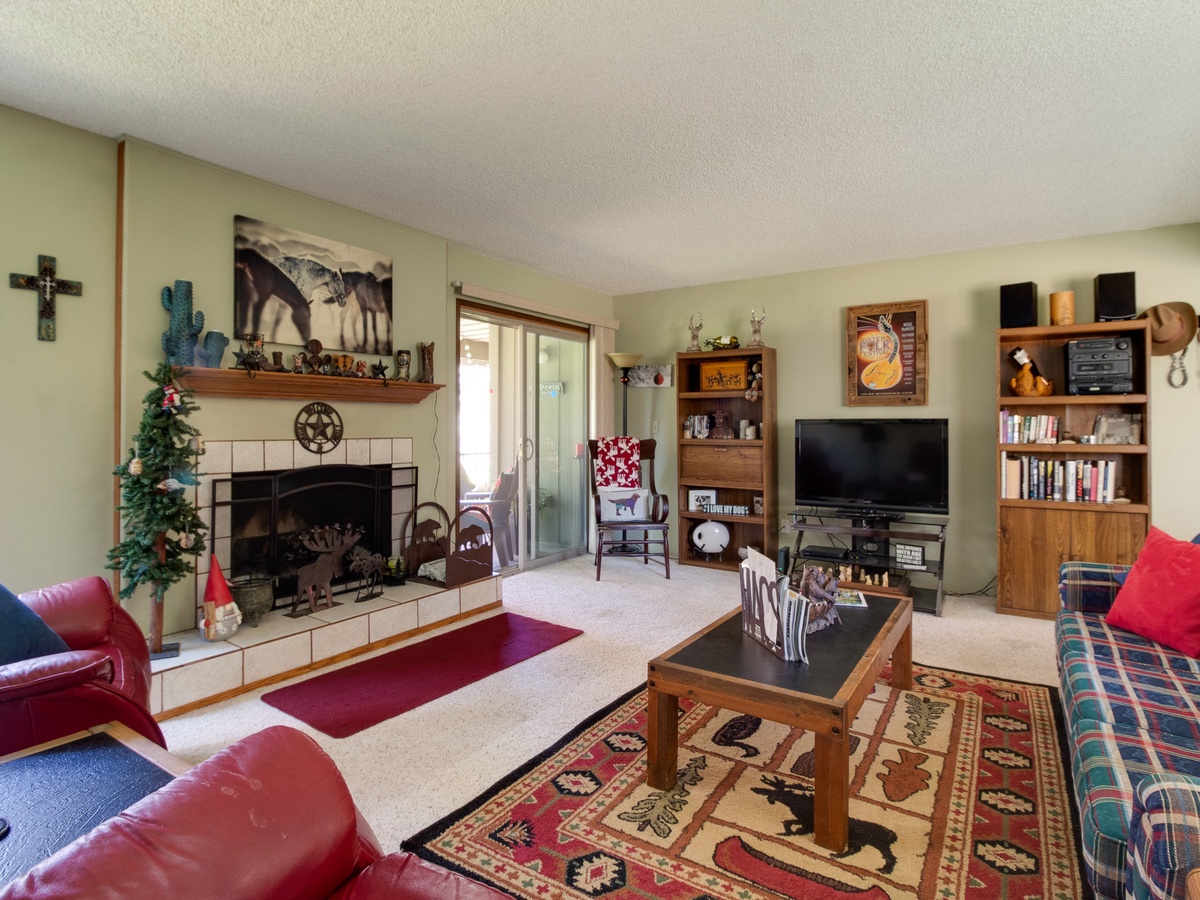 Fourth Sisters Hideaway | Cozy Sisters Condo | Fireplace, Pool | Photo 2