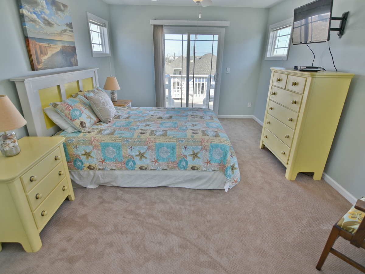 Queen Bedroom-2