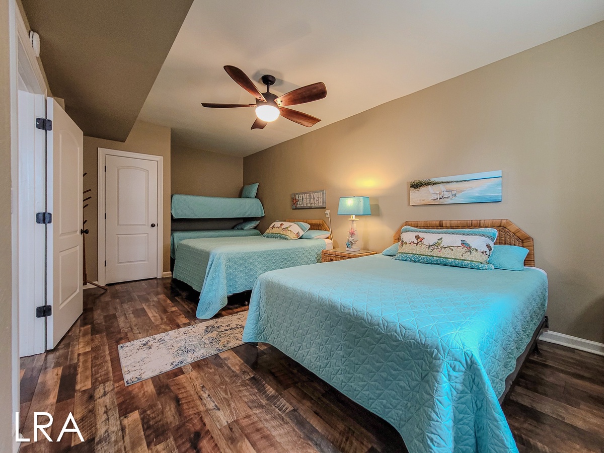 2 Queen, Twin Bunk-08