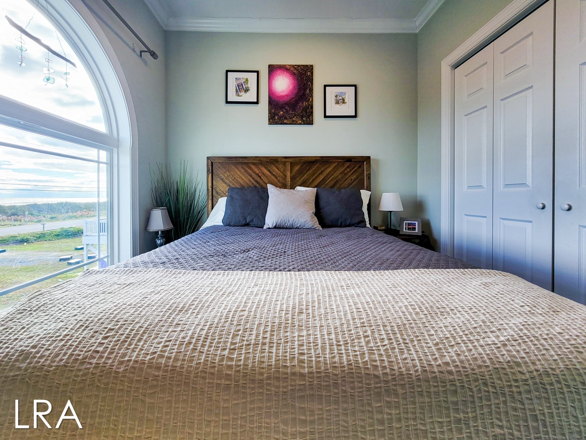 King/Queen Bedroom-30