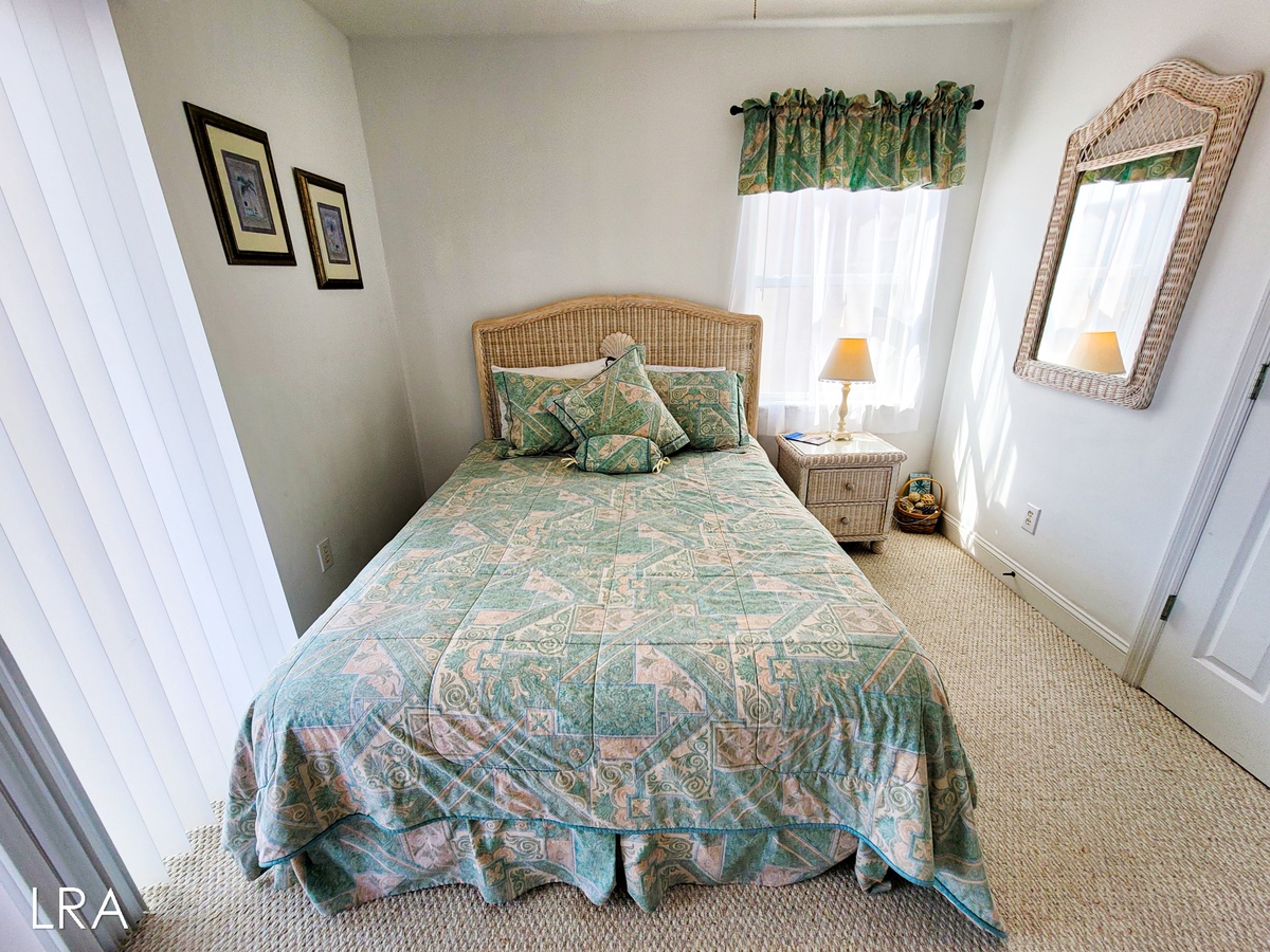 Queen Bedroom - 32