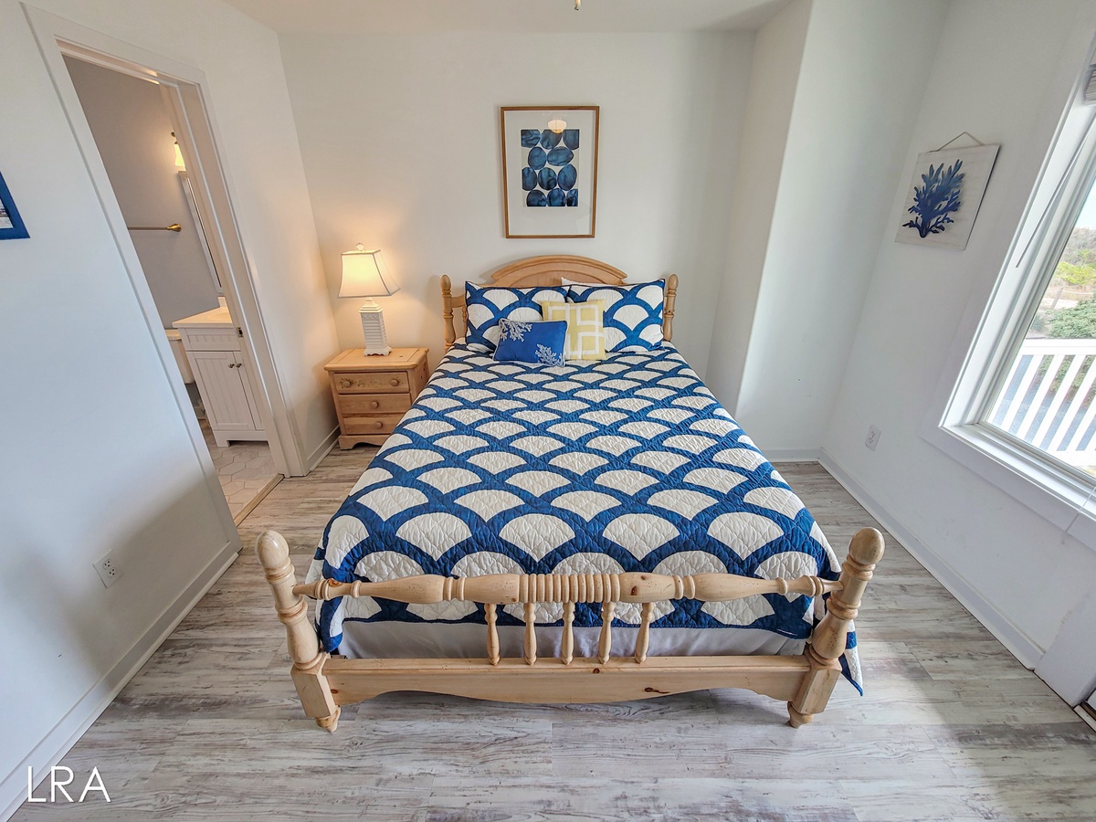 Queen Bedroom-37