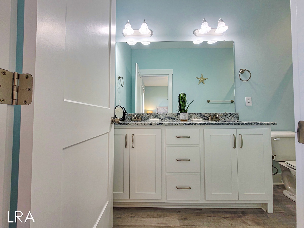 2nd Floor Master Bathroom--38