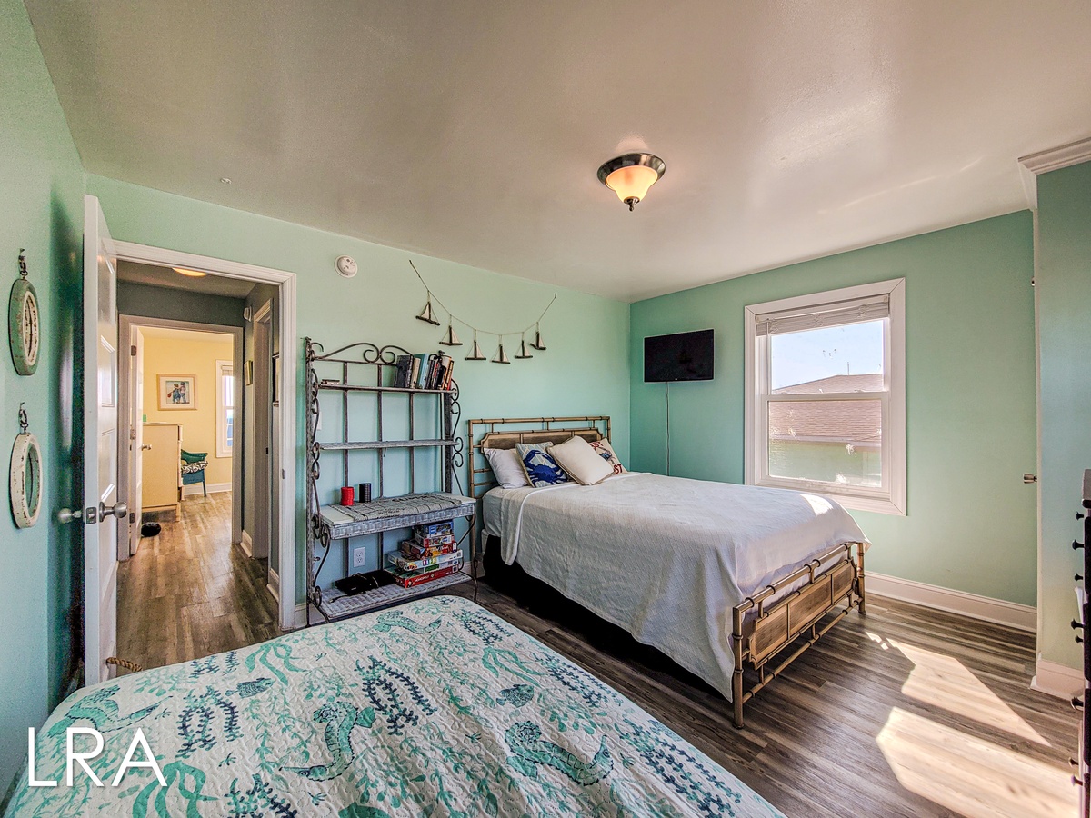 Queen/Twin Bedroom - watermarked-10