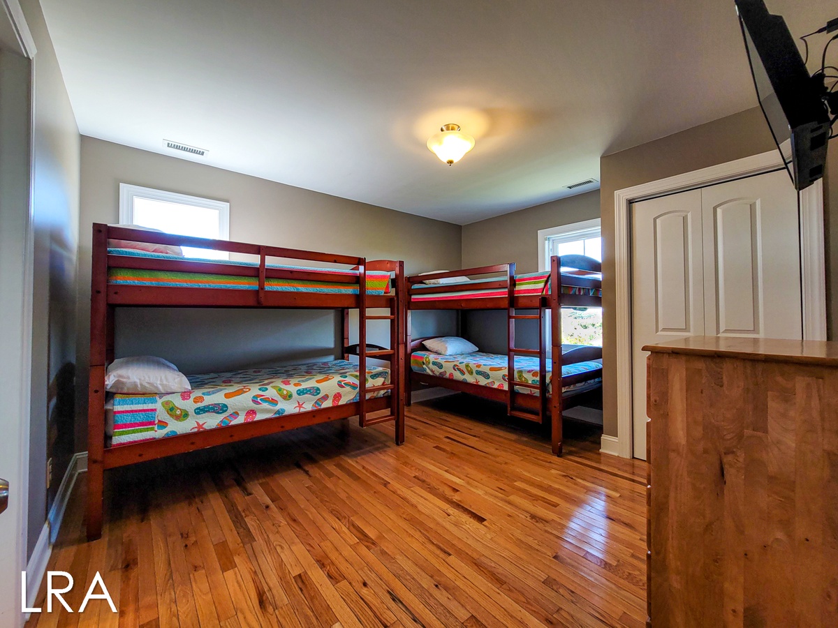 Twin Bedroom-087