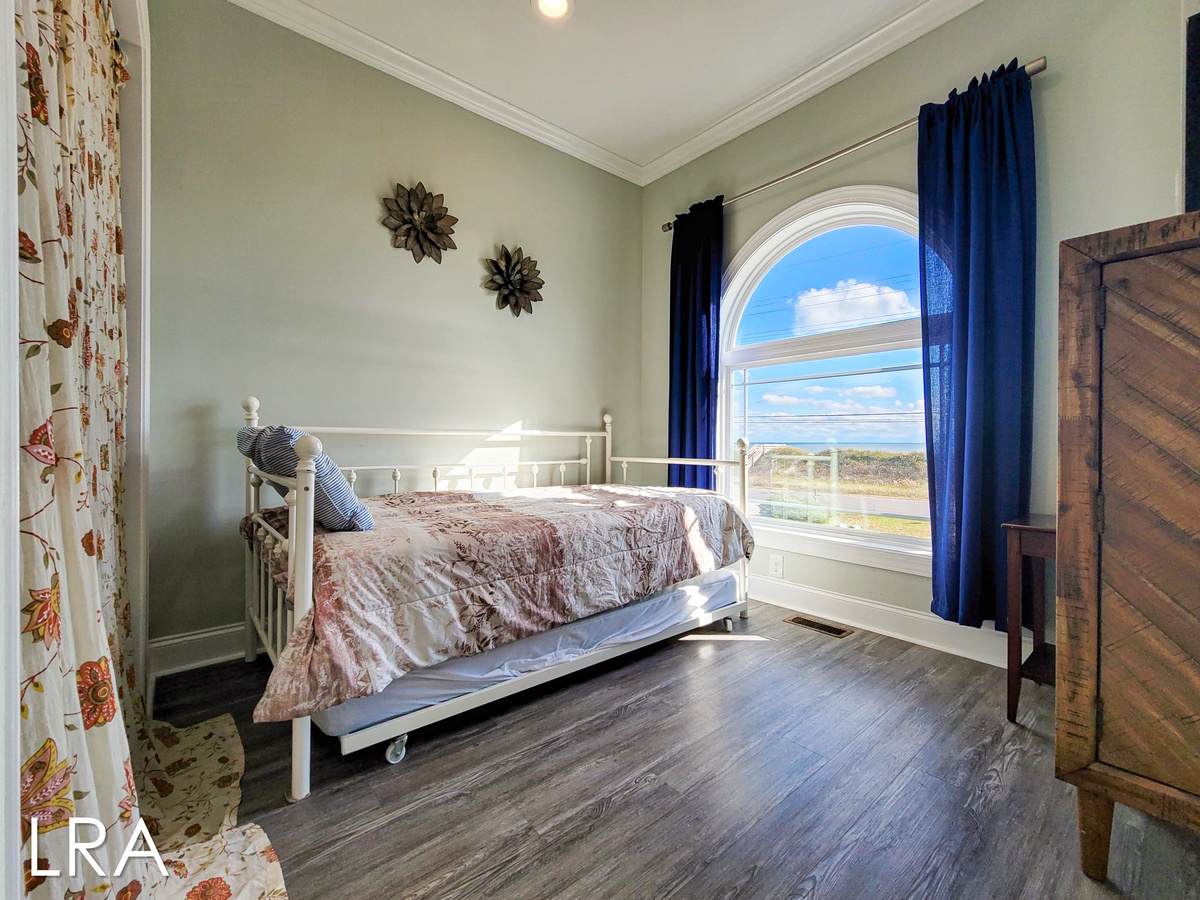 Twin/Queen Bedroom-30