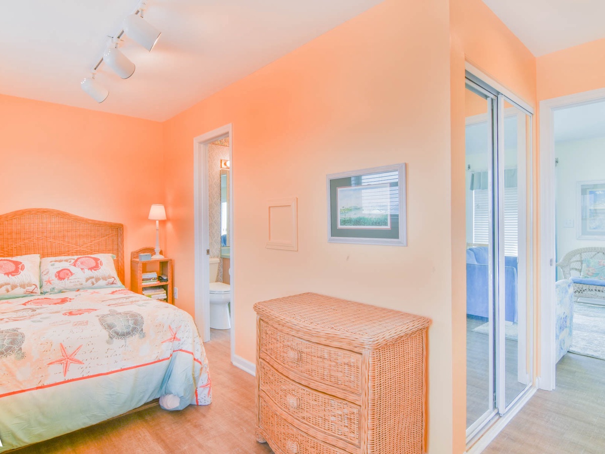 Queen Bedroom - 0121