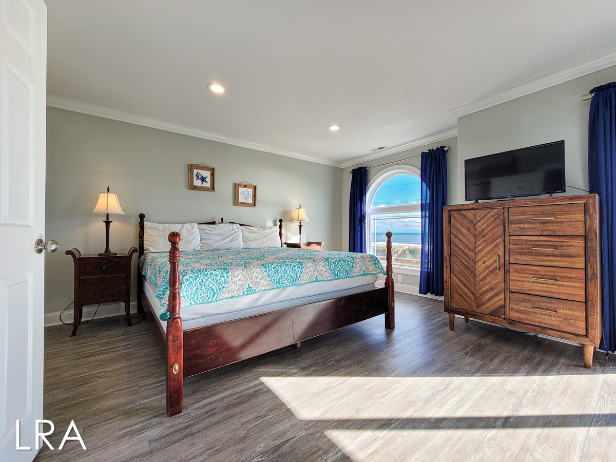 King/Queen Bedroom-13