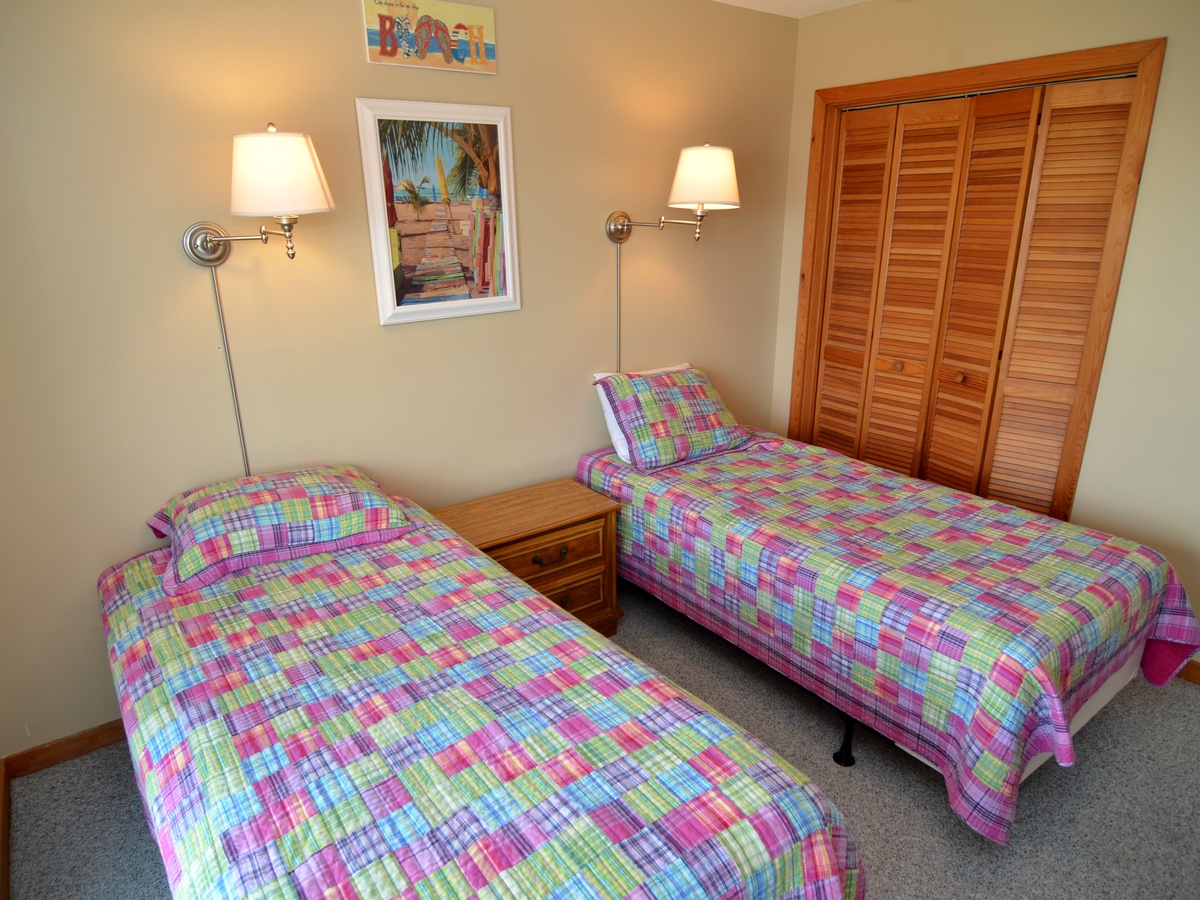 Twin Bedroom - 4