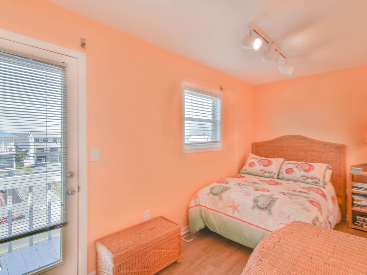 Queen Bedroom - 0119