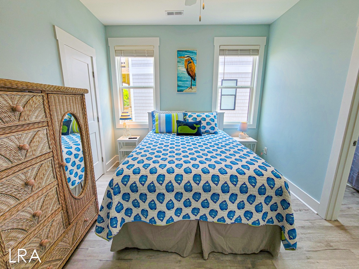 2nd Floor Queen Bedroom-43