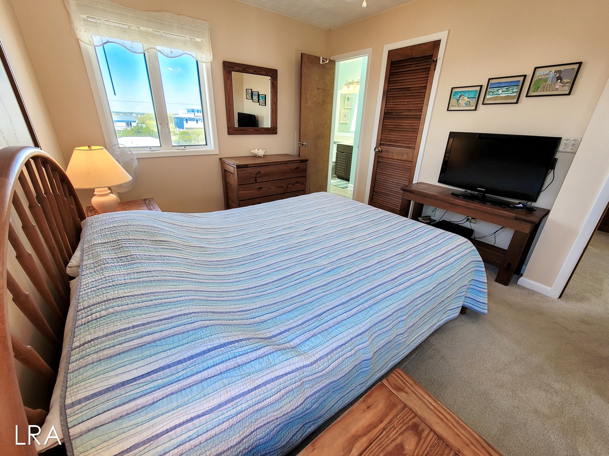 Queen Bedroom -04