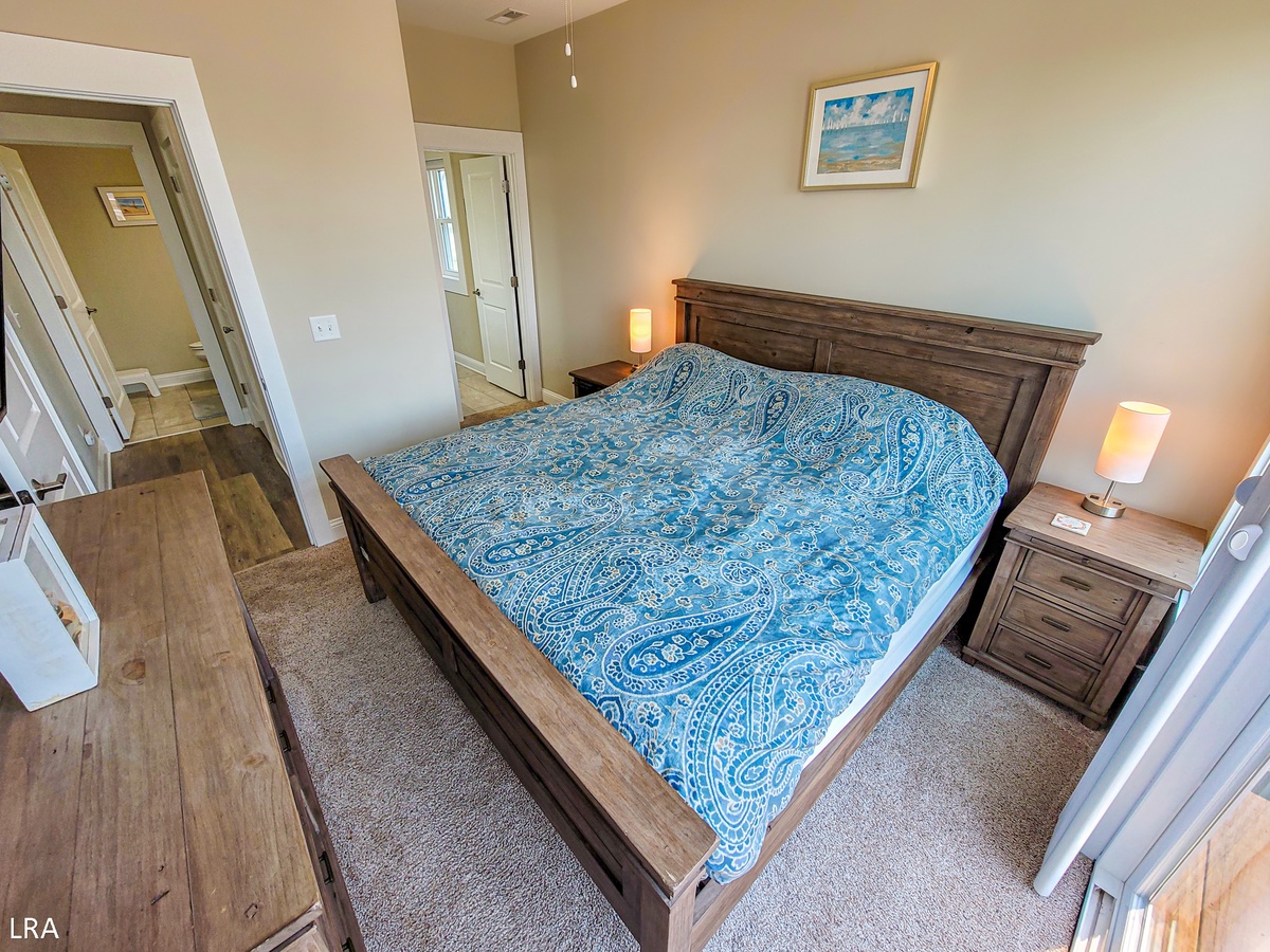 King Bedroom-08