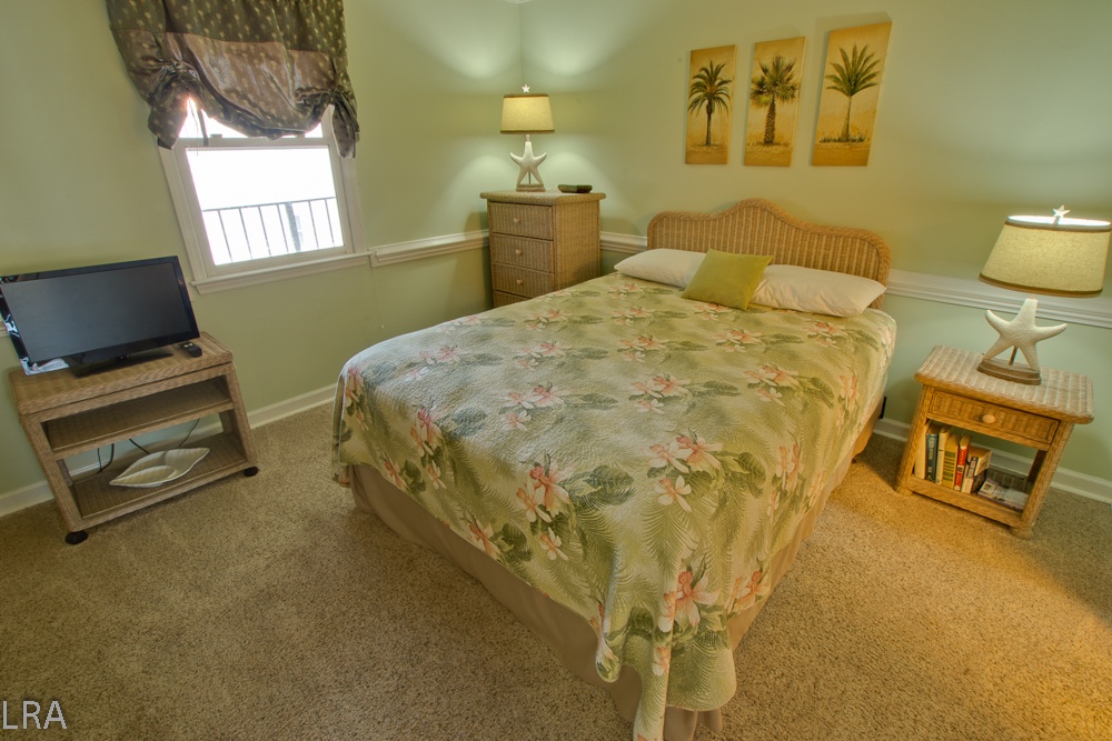 Queen Bedroom - 581