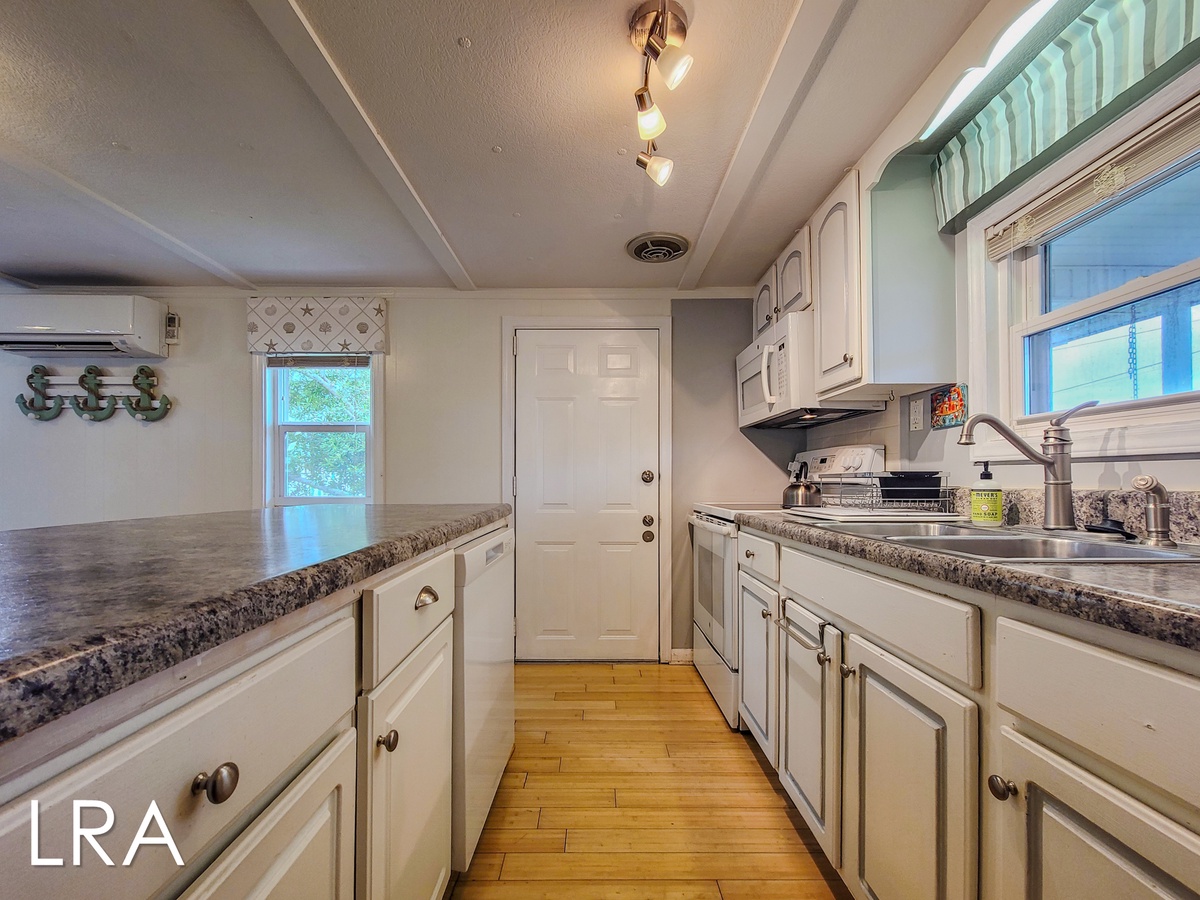 1005-A 1st St (The Cottage [Int Ext]) - watermarked-11