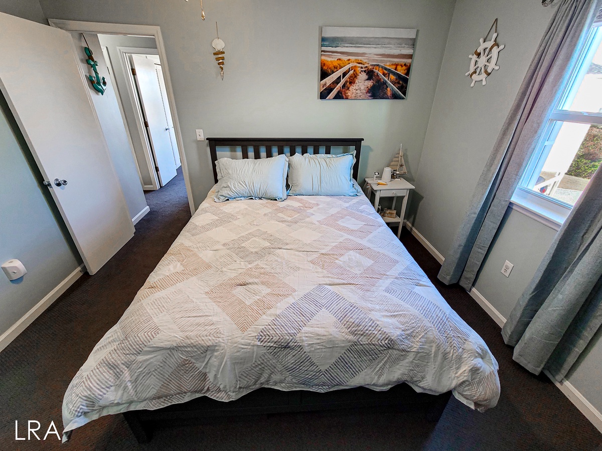Queen Bedroom-10