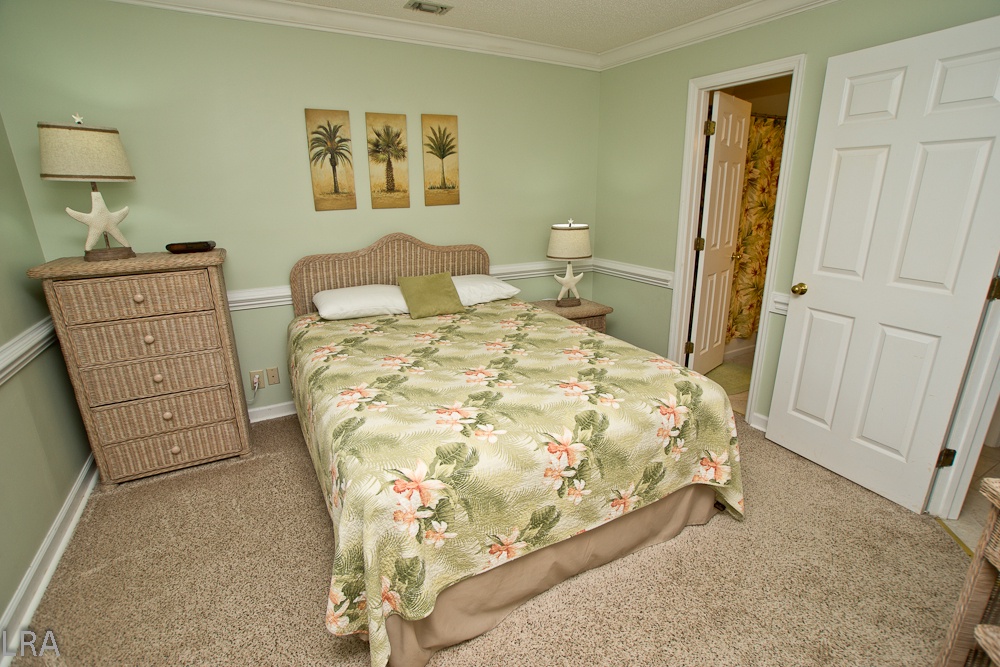 Queen Bedroom - 611