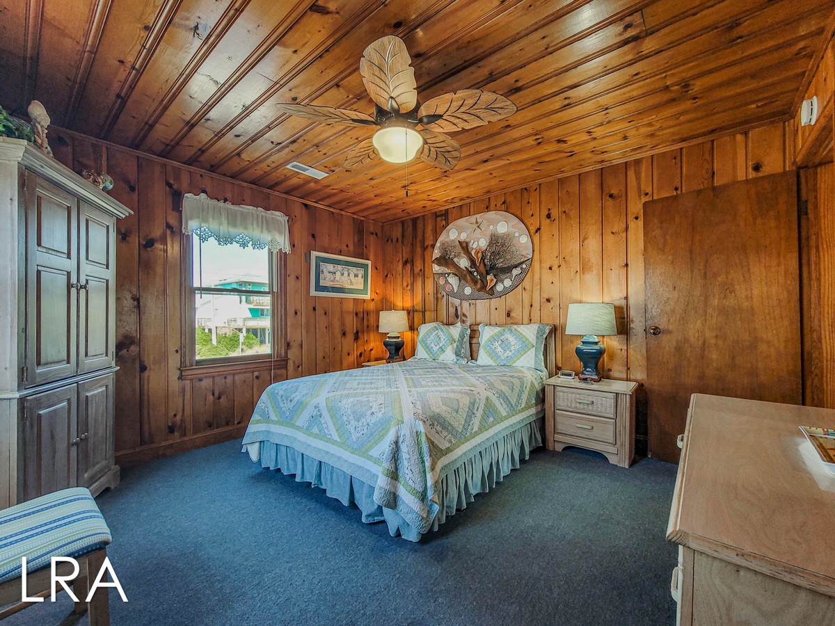 Queen Bedroom-18