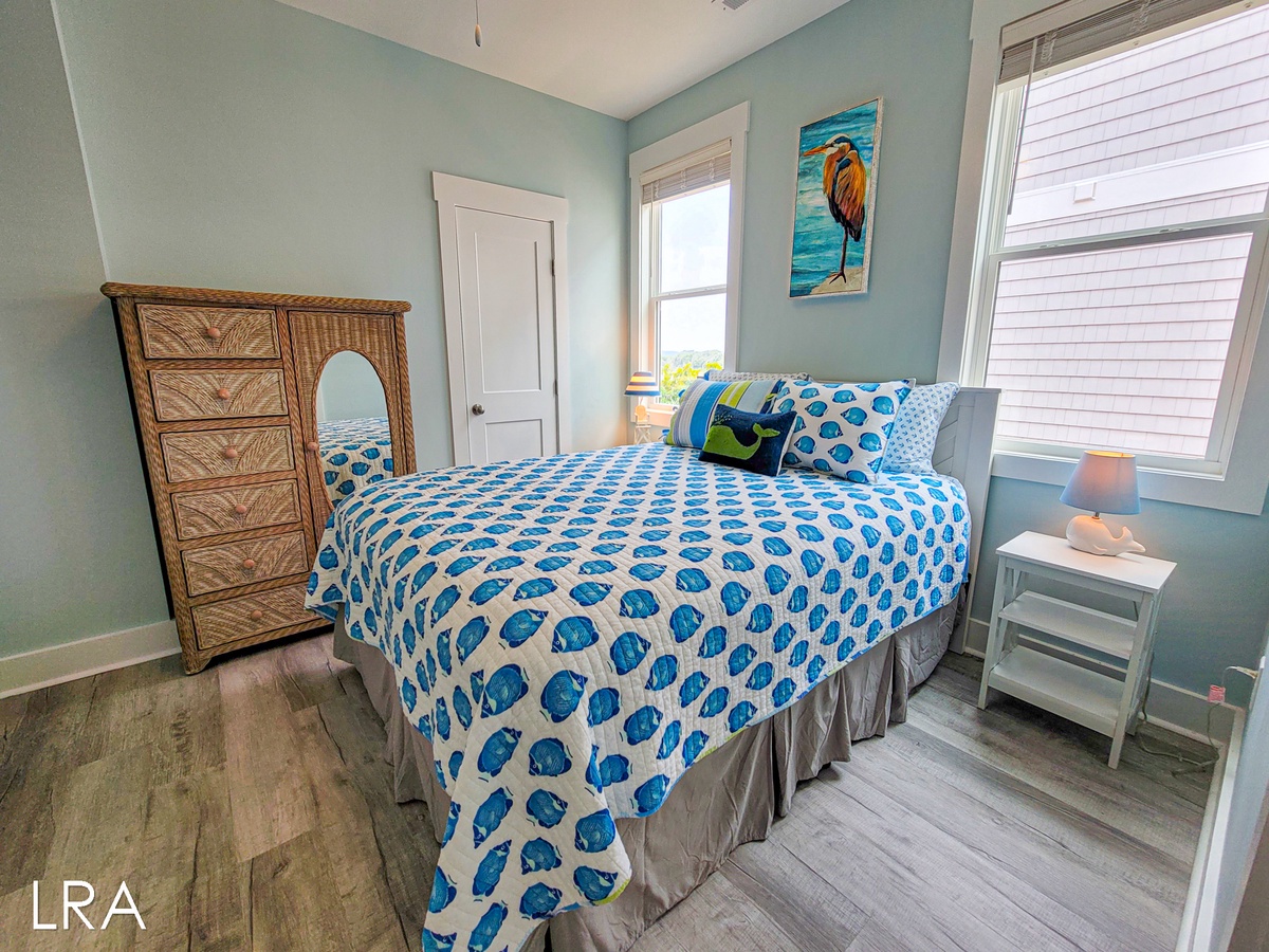 2nd Floor Queen Bedroom-47