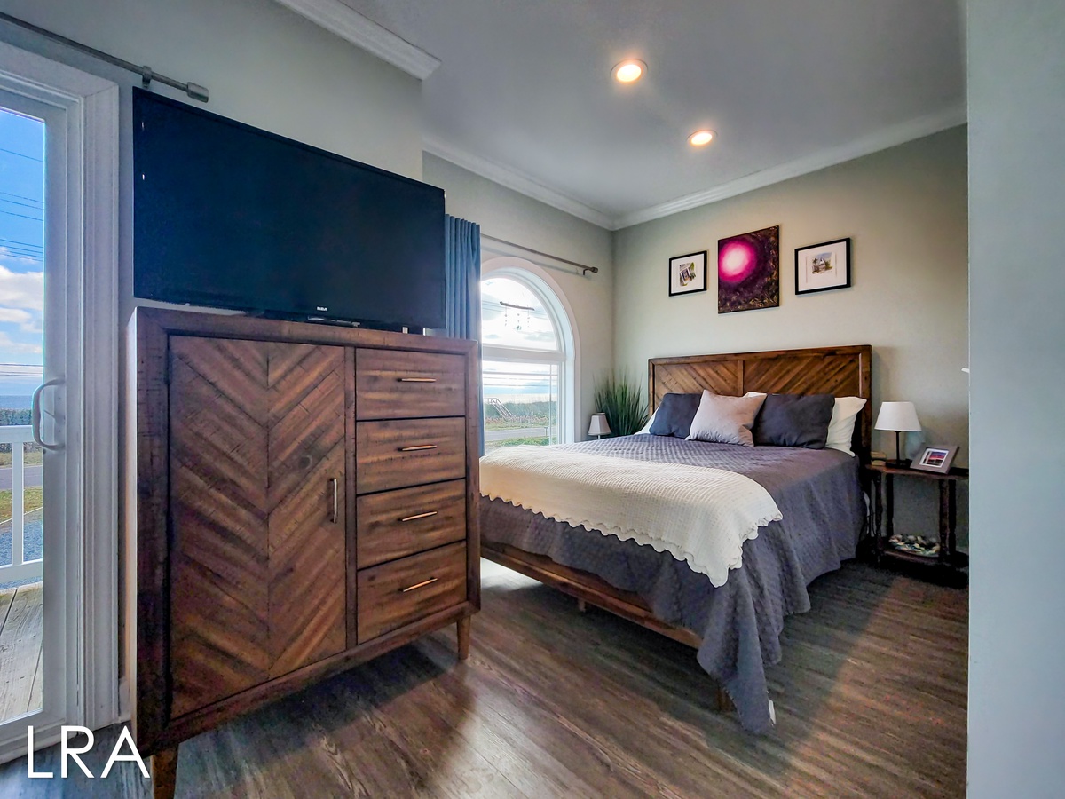 King/Queen Bedroom-29