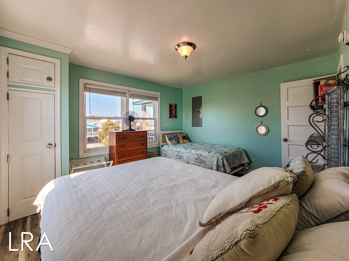 Queen/Twin Bedroom-11